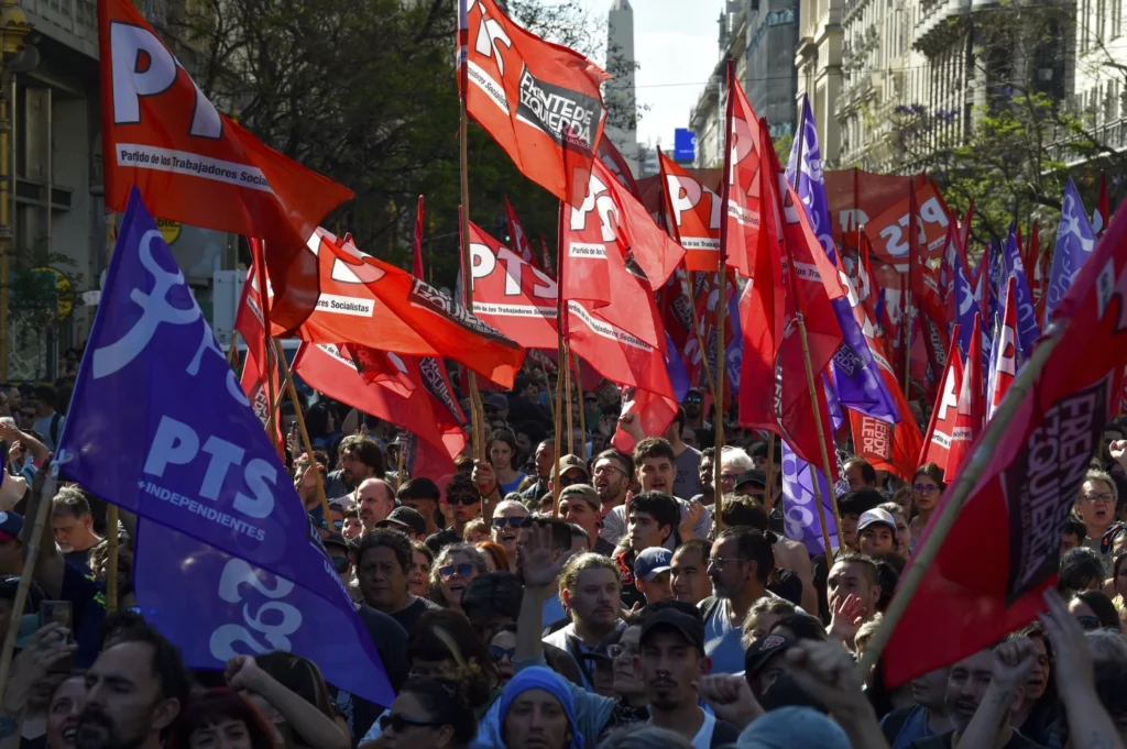 Berita Politik Presiden Argentina mengumumkan deregulasi perekonomian ketika ribuan orang melakukan protes terhadap penghematan