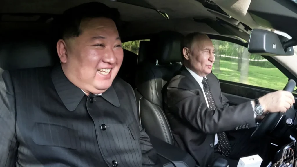 Putin dan Kim terlihat tertawa di dalam limusin buatan Rusia