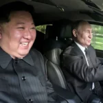 Putin dan Kim terlihat tertawa di dalam limusin buatan Rusia
