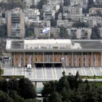 Anggota parlemen Israel memberikan suara yang sangat menentang