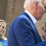 Jill Biden melakukan perjalanan ke Olimpiade Paris saat suaminya menyerahkan obor