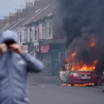 Kerusuhan yang disertai kekerasan dan sayap kanan melanda beberapa kota di Inggris