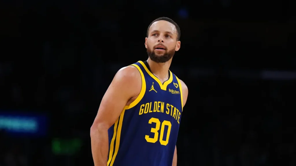 Steph Curry menyetujui perpanjangan satu tahun dengan Golden State Warriors a