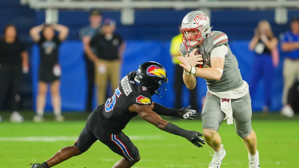 Quarterback UNLV mengumumkan keputusan mendadak untuk keluar dari tim